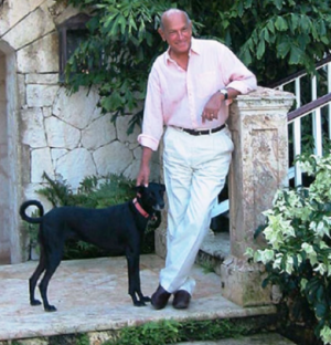 Oscar de la Renta with his dog in the Dominican Republic.png